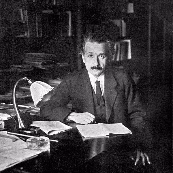 Sự thật đáng ngạc nhiên khác về thiên tài Einstein đó là ông không đi tất. Trong một bức thư gửi Elsa, Einstein viết rằng, ông "ra ngoài mà không đi tất" khi ở ĐH Oxford. Nhà khoa học thiên tài luôn được nhớ đến với sự xuất hiện lôi thôi, nhếch nhác mặc dù sự chú ý đều dồn vào mái tóc của ông hơn là đôi chân.