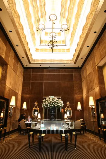 Cửa hàng độc quyền này chủ yếu nhận các đơn hàng trang trí kim cương và đá quý lên trang phục cho các ngôi sao hoặc nhân vật nổi tiếng trong lễ trao giải Oscar hàng năm.