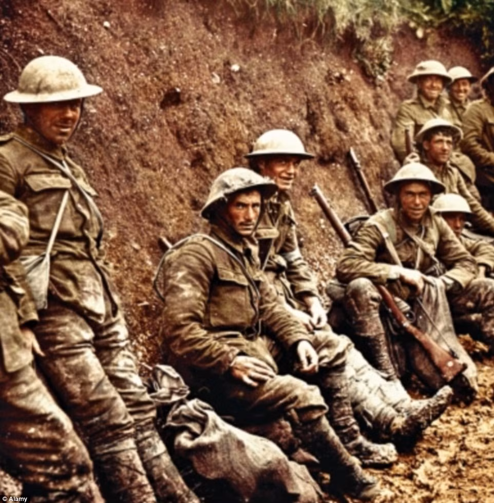 Binh sĩ hoàng gia Ai-len đứng chờ sẵn sàng tham gia trận chiến ở Somme ngày 1/7/1916. Khoảng 60.000 binh sĩ Anh bị thương vong trong ngày hôm ấy. Trong số đó, gần 20.000 người đã tử trận.