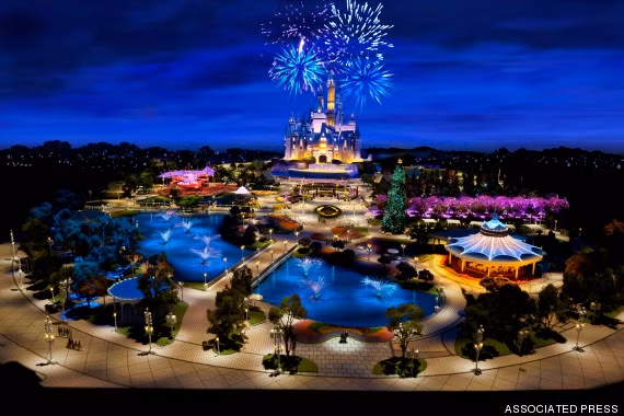 Disneyland Thượng Hải ở Trung Quốc mở cửa vào năm 2015 được xây dựng với nhiều lâu đài hấp dẫn theo phong cách nổi bật của Disney cũng như lấy ý tưởng chủ đề của những tên cướp biển. Nơi đây được dự đoán sẽ là điểm đến hấp dẫn khách du lịch 20 năm tới.