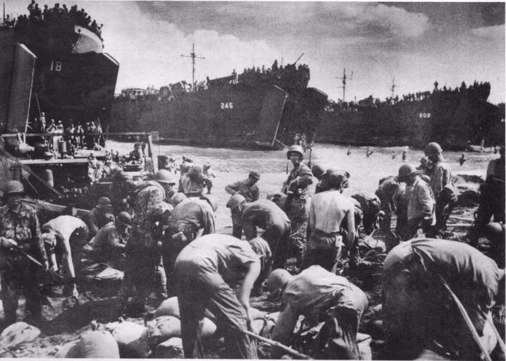 2. Trận hải chiến lớn nhất - Vịnh Leyte (từ ngày 23-26/10/1944) giữa hải quân Nhật Bản với Hải quân Mỹ, Hải quân Hoàng gia Australia. Khi đó, phía Nhật Bản có 70 tàu chiến tấn công (gấp 10 lần số lượng của quân đồng minh) và số lượng máy bay chiến đấu nhiều gấp 5 lần. Mặc dù có lượng tàu chiến, máy bay áp đảo nhưng phát xít Nhật từng bước bị đánh bại.