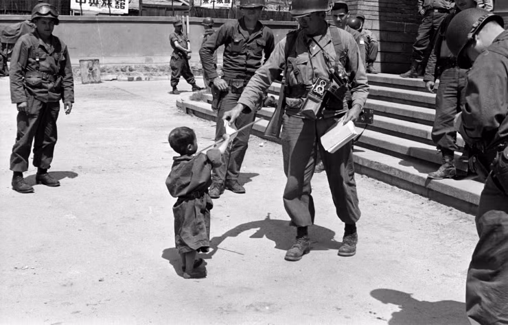 Em bé Kang Koo Ri tiếp xúc với một lính Mỹ khi xảy ra chiến tranh Triều Tiên năm 1951.