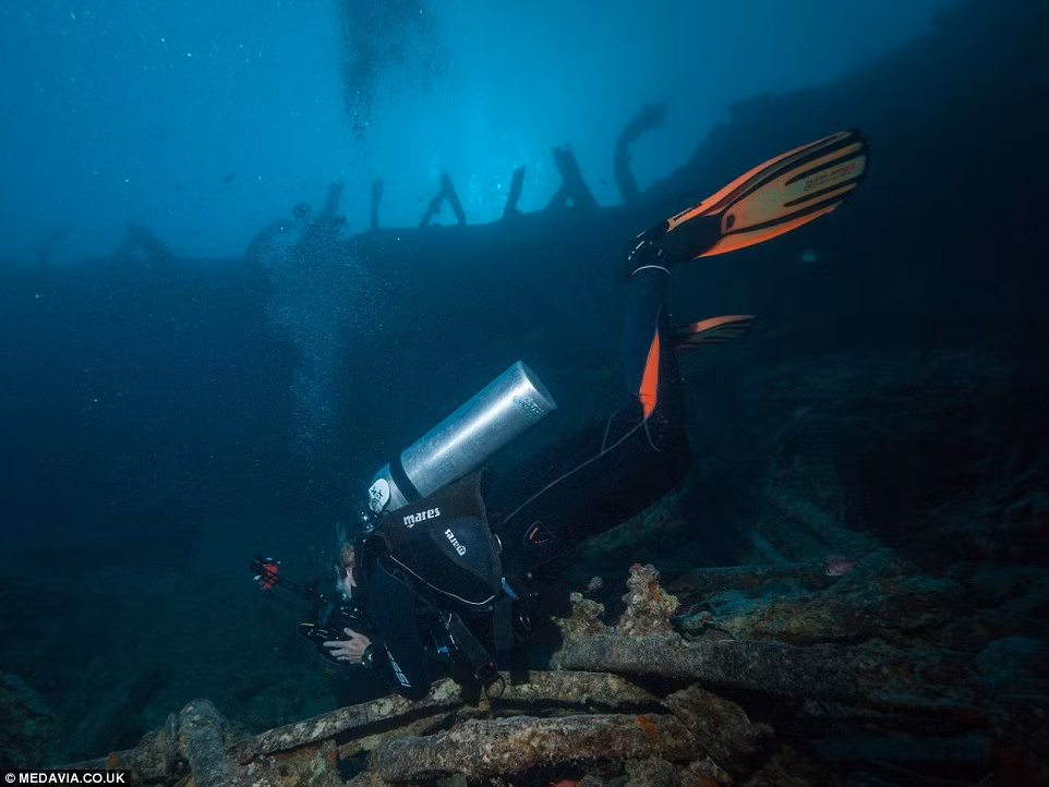 Tàu buôn SS Thistlegorm chở nhiều xe tải, xe bọc thép, xe máy, súng, đạn dược, súng trường, thiết bị vô tuyến, các bộ phận máy bay và 2 động cơ tàu... Trong ảnh là xác tàu SS Thistlegorm nằm sâu dưới đáy Biển Đỏ 30m.