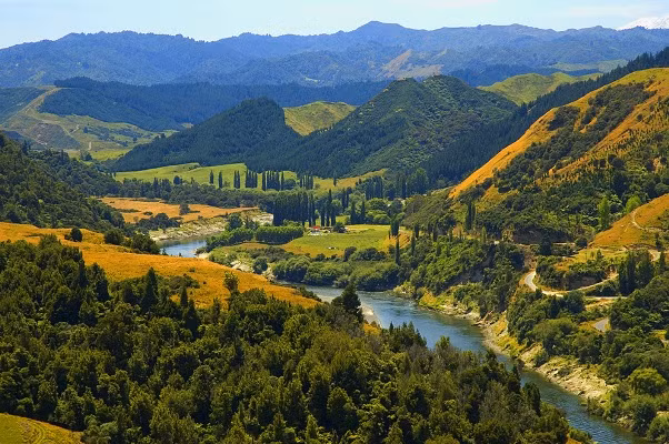 New Zealand được xếp ở vị trí thứ 3 trong bảng danh sách 20 quốc gia đẹp nhất thế giới. Nơi đây gây ấn tượng mạnh với du khách bởi những ngọn đồi xanh trải dài, ngọn núi cao...
