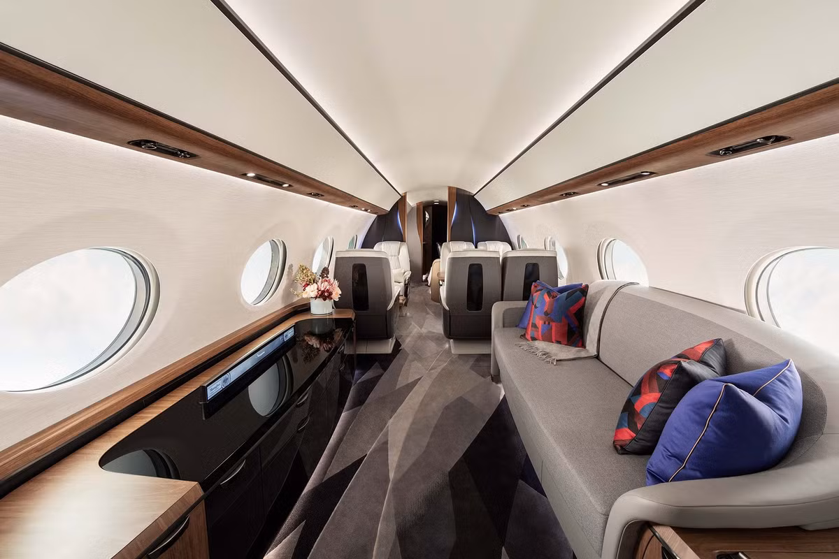 Chuyên cơ sở hữu một trong những cabin cao, rộng và dài nhất. Cabin có tới 5 khu vực sinh hoạt riêng biệt, bao gồm một phòng ăn dành cho 6 người và một phòng ngủ đầy đủ tiện nghi với vòi hoa sen. Ảnh: Gulfstream Aerospace.