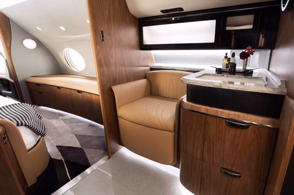 Bếp nấu bên trong chuyên cơ. Gulfstream mô tả hành khách sẽ có những trải nghiệm tuyệt vời trong chuyến bay lý tưởng với thiết kế tinh tế và linh hoạt. Ảnh: Gulfstream Aerospace.