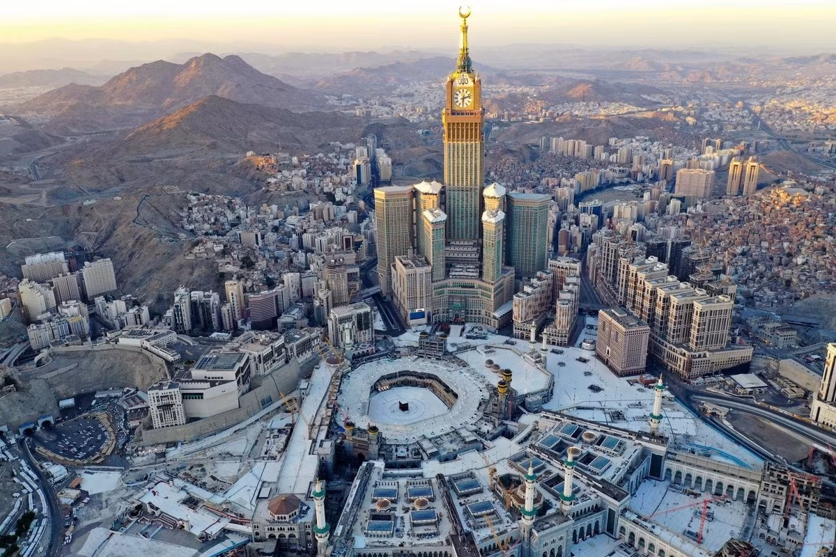 Saudi Arabia không có sông: Theo World Atlas, Saudi Arabia có diện tích hơn 2,1 triệu km2 nhưng lại không có bất kỳ con sông nào chảy qua. 95% diện tích lãnh thổ quốc gia này là sa mạc. Để khắc phục tình trạng thiếu nước ngọt, người dân phải lấy nước từ các nhà máy khử muối hoặc hồ chứa dưới lòng đất với chi phí rất đắt đỏ. Ảnh: AZ Animals.