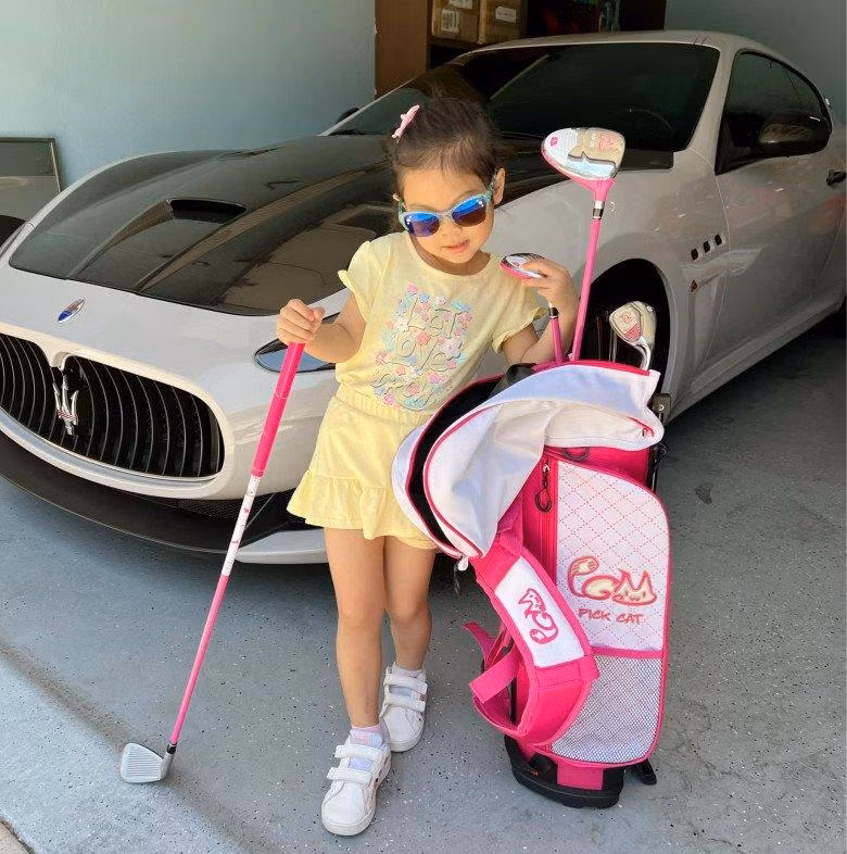 Bé Talia sành điệu với bộ đồ chơi golf màu hồng size mini