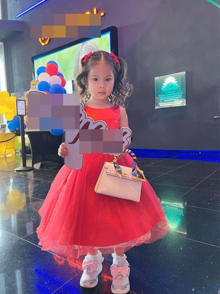 Talia từ bé đã được mẹ đầu tư hàng hiệu, đồ dùng xịn sò. Cô bé gây chú ý khi xách túi Hermès Kelly đắt đỏ.