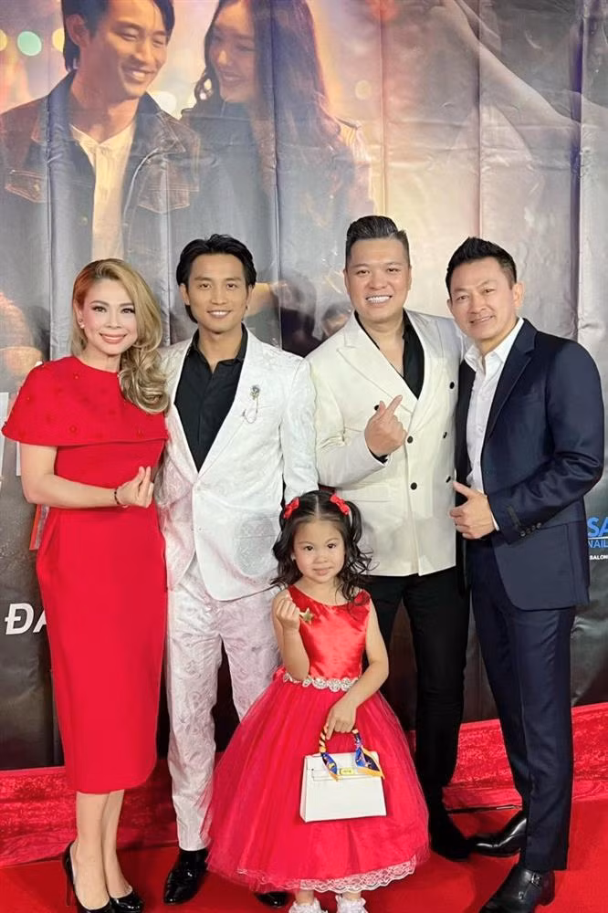 Ái nữ cũng thường xuyên được mẹ đưa đi sự kiện cùng. Cả hai mẹ con Thanh Thảo diện váy đỏ đồng điệu. Cách tiểu công chúa thả dáng lẫn thần thái chuyên nghiệp như celeb.