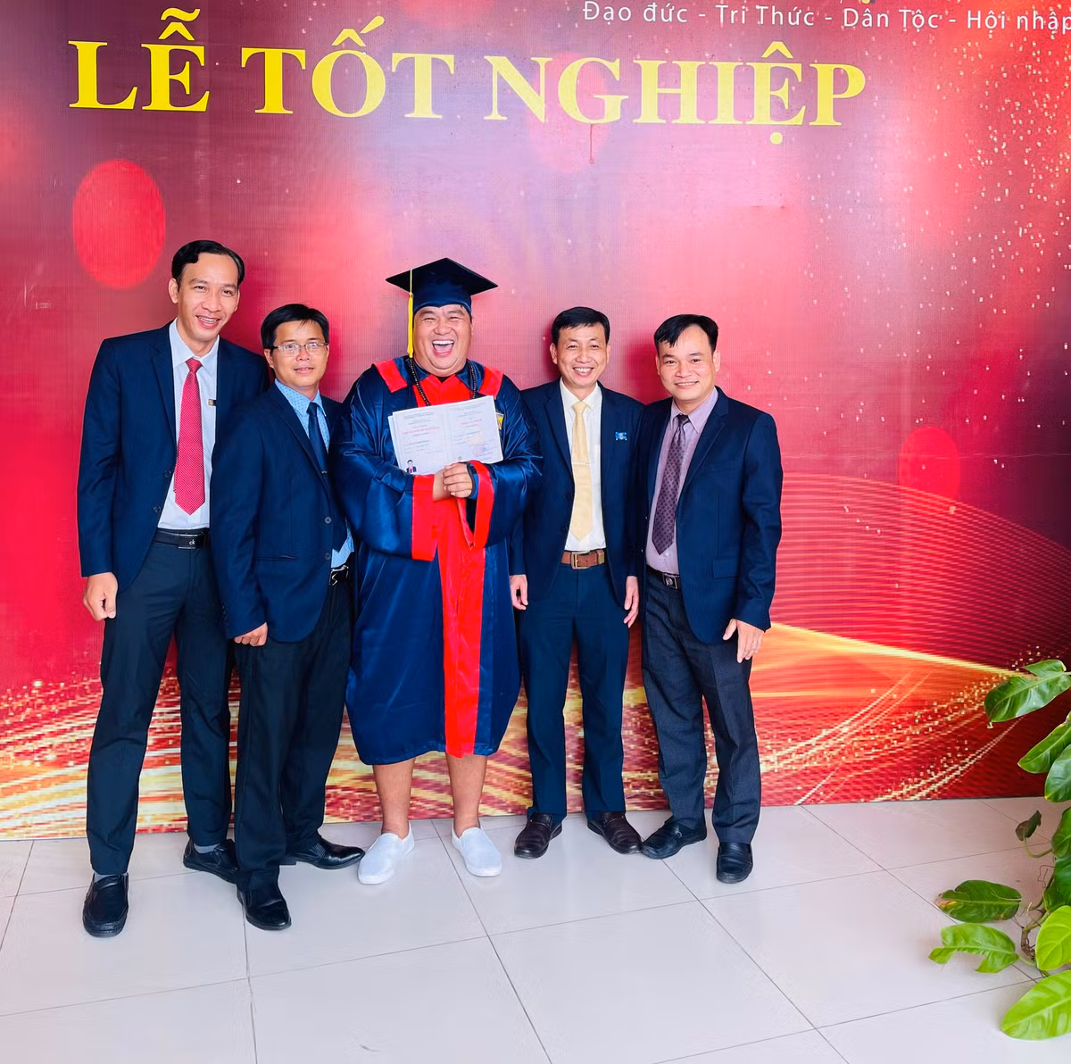 Hoàng Mập: Học đại học ở tuổi 51 khiến tôi vô cùng e ngại - Hình 2 Hoang Map: Hoc dai hoc o tuoi 51 khien toi vo cung e ngai-Hinh-2