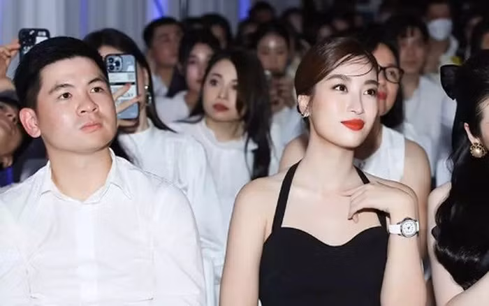 Bị hỏi chuyện Đỗ Mỹ Linh lên xe hoa, HH Tiểu Vy phản ứng sao? - Hình 5 Bi hoi chuyen Do My Linh len xe hoa, HH Tieu Vy phan ung sao?-Hinh-5
