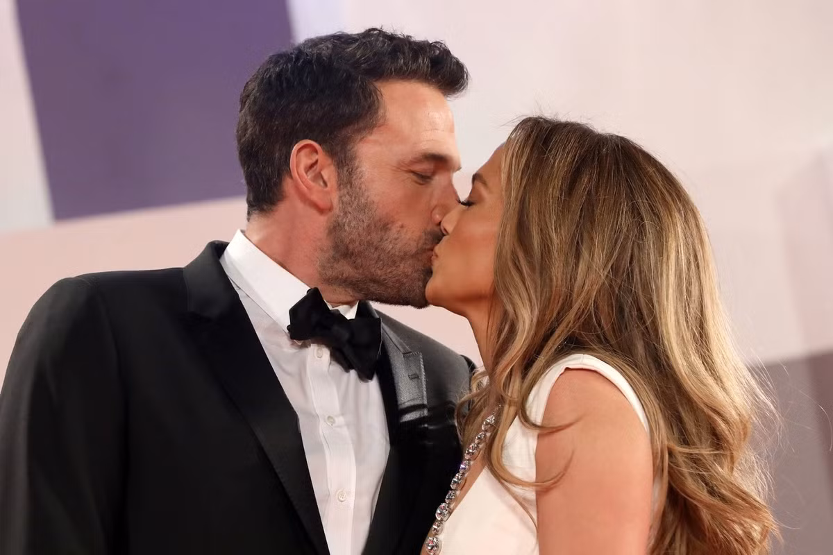 Trả lời Rolling Stone, JLo nói cô trân trọng cơ hội làm lại từ đầu với Affleck. "Chúng tôi yêu nhau nhưng không hiểu sao lại bị chỉ trích. Lúc đó, tôi và anh ấy còn quá trẻ để hiểu mình cần điều gì, đâu là thứ quan trọng trong cuộc sống", cô chia sẻ. Cặp sao đã tậu dinh thự 50 triệu USD ở Los Angeles và dọn về sống chung.