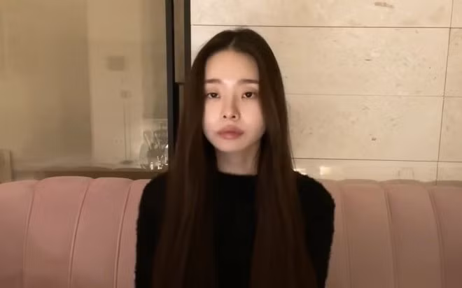 Sau đó, hot vlogger đăng bức thư tay xin lỗi và video dài 4 phút, thừa nhận những lời buộc tội là "đúng một phần". Song cũng xóa toàn bộ video trên kênh YouTube cá nhân và đặt trang Instagram về chế độ riêng tư. Sau vài tháng, cô mở lại trang cá nhân công khai, chỉ giữ lại bài đăng xin lỗi người hâm mộ. Hiện, bài viết này cũng không còn.