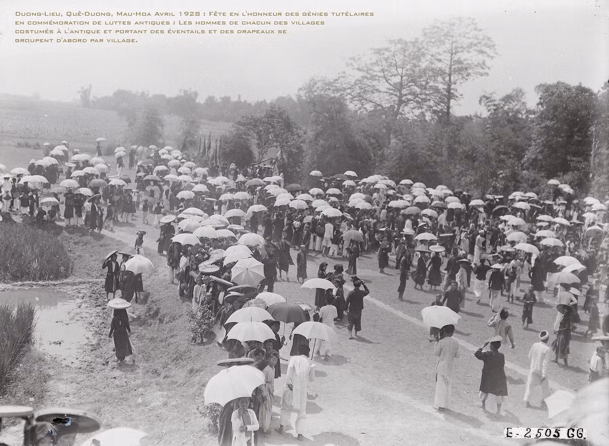 Người dân đi trẩy hội làng Dương Liễu ở tỉnh Hà Đông năm 1928. Ngôi làng này ngày nay là xã Dương Liễu, huyện Hoài Đức, Hà Nội.