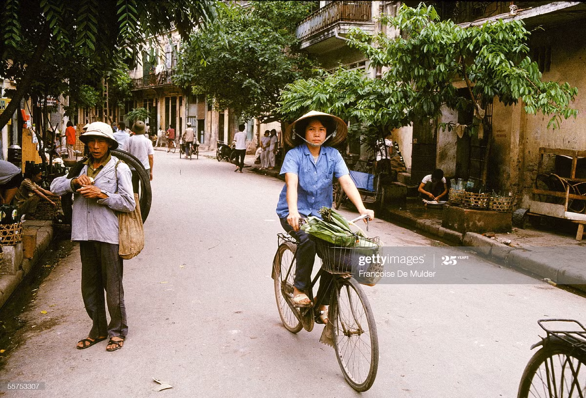 Trên con đường nhỏ ở khu phố cổ.