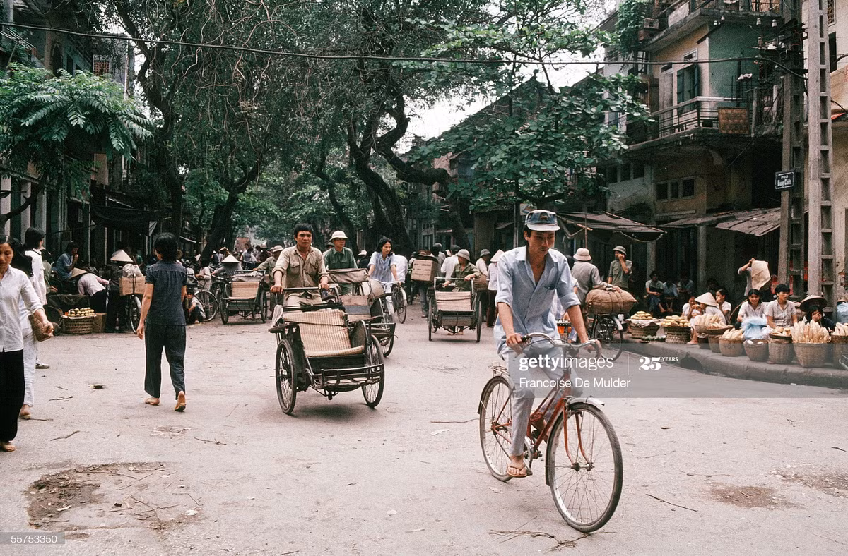 Phố Hàng Chiếu nhìn từ ngã tư Hàng Chiếu - Hàng Giày.
