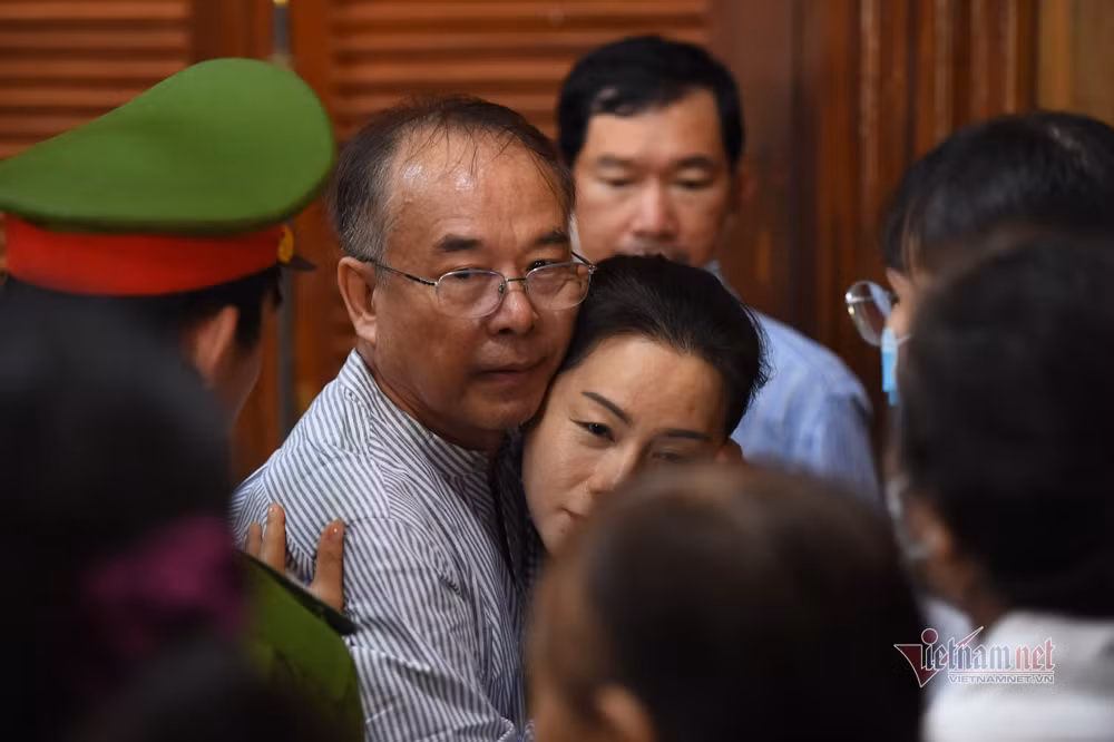 Những cái ôm tạm biệt trước khi chấp hành án.