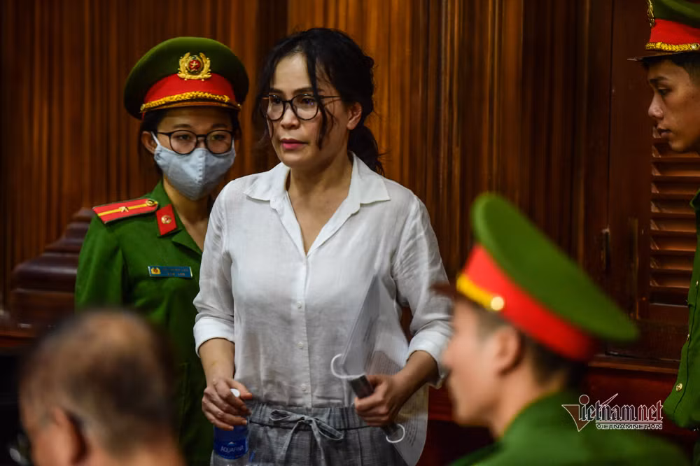 Chủ doanh nghiệp đó là bà Lê Thị Thanh Thúy (41 tuổi, Chủ tịch Công ty Hoa Tháng Năm). Ông Tài đã ký nhanh, ký nhiều văn bản sai quy định.