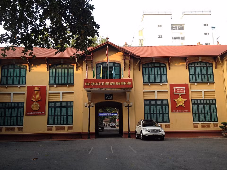 Sau ngày nước Đức thống nhất, Bệnh viện đổi tên thành Bệnh viện Hữu nghị Việt - Đức từ năm 1991. Tên gọi này được sử dụng kể từ đó cho đến nay. Ảnh: Bệnh viện Việt Đức.