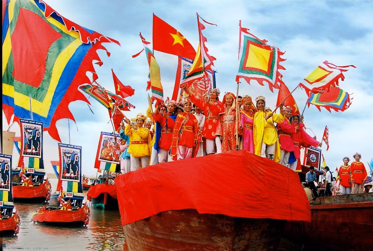 Về tổng quan, cờ ngũ sắc gồm các hình tứ giác mang nhiều màu sắc đặt lồng vào nhau. Phía ngoài cùng của lá cờ có các dải hình dạng như ngọn lửa.