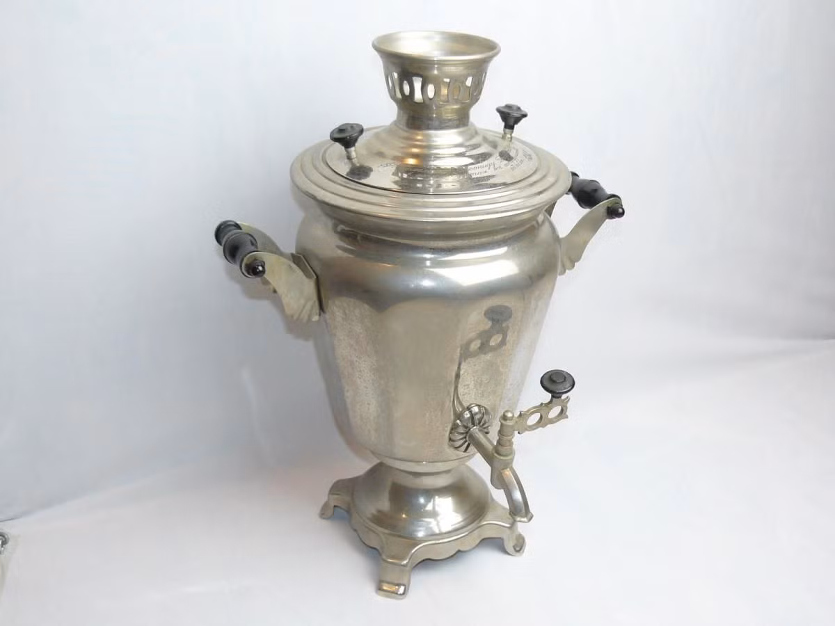 Ấm samova là biểu tượng văn hóa của nước Nga, đồng thời là món đồ nhiều người xách về từ Liên Xô sau thời gian du học hoặc công tác. Không chỉ dùng để đun nước, chiếc ấm này còn khiến cho căn phòng trông “sang trọng” hẳn lên.