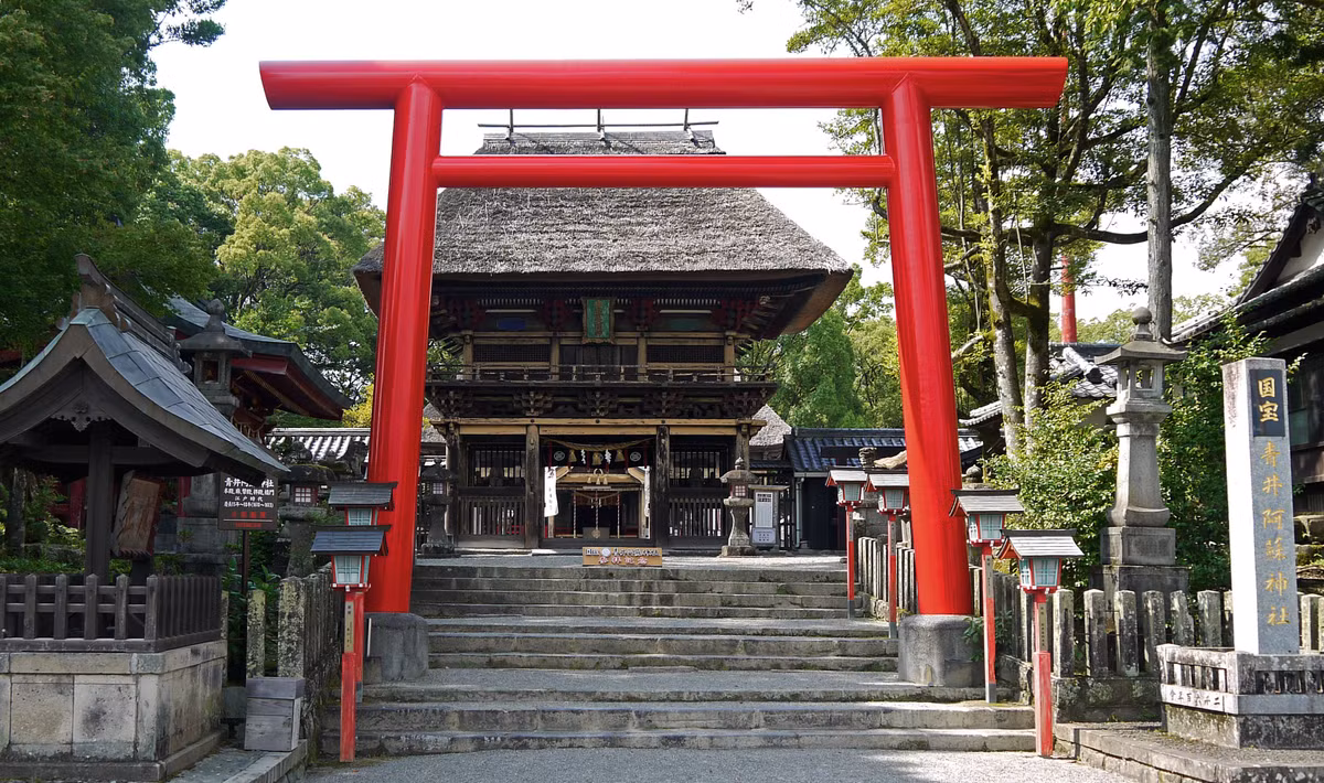Nằm ở lối vào các đền thờ Thần đạo của Nhật Bản, cổng Torii mang kiến trúc đặc trưng rất dễ nhận dạng, được coi là một biểu tượng của văn hóa truyền thống Nhật Bản.