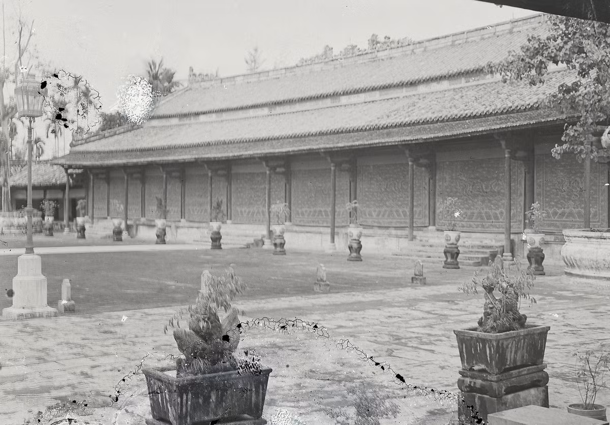 Điện Cần Chánh thập niên 1920. Điện đặt trên nền đài cao gần 1 mét, bó vỉa bằng gạch vồ và đá thanh. Diện tích gần 1000m2. Chính điện 5 gian, 2 chái kép, tiền điện 7 gian, 2 chái đơn.