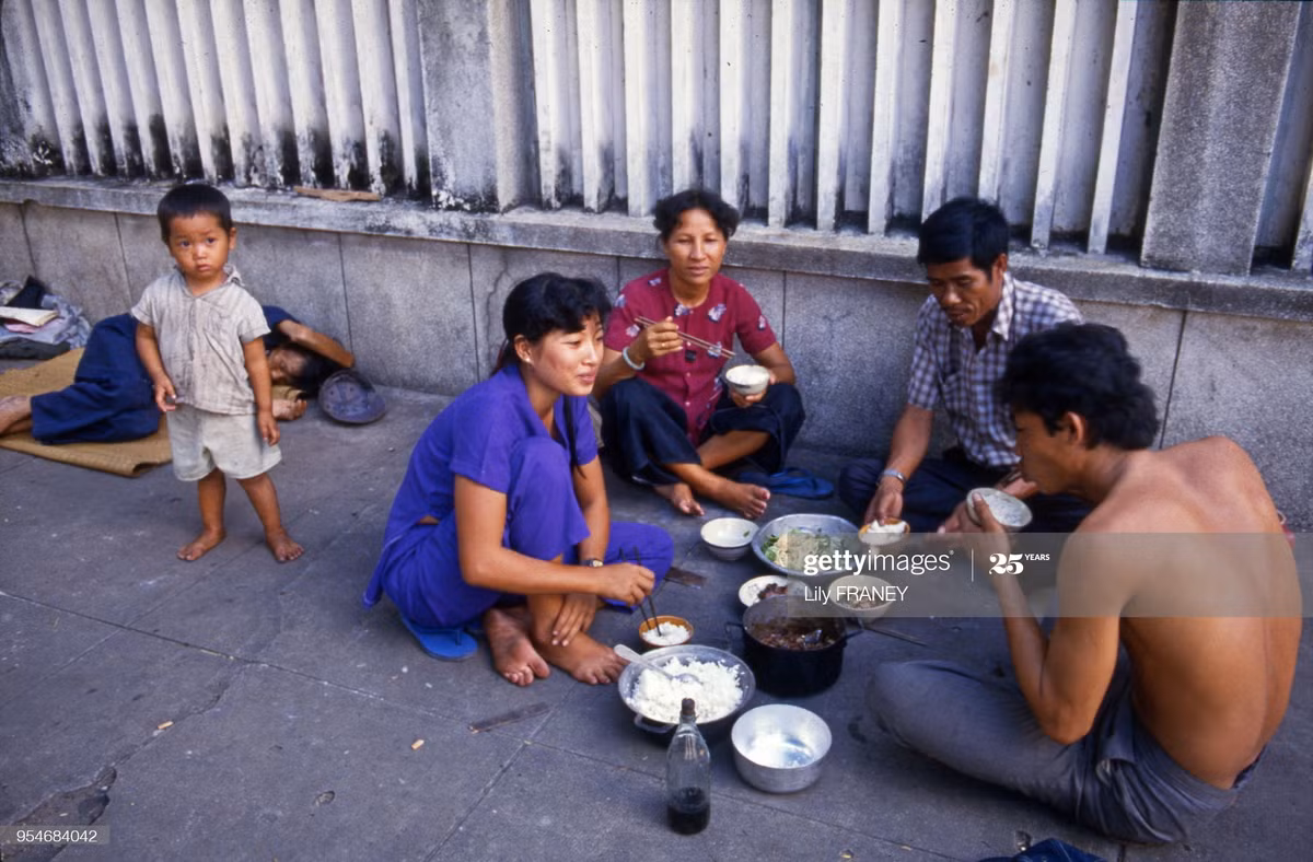 Bữa cơm trên đường phố Sài Gòn.
