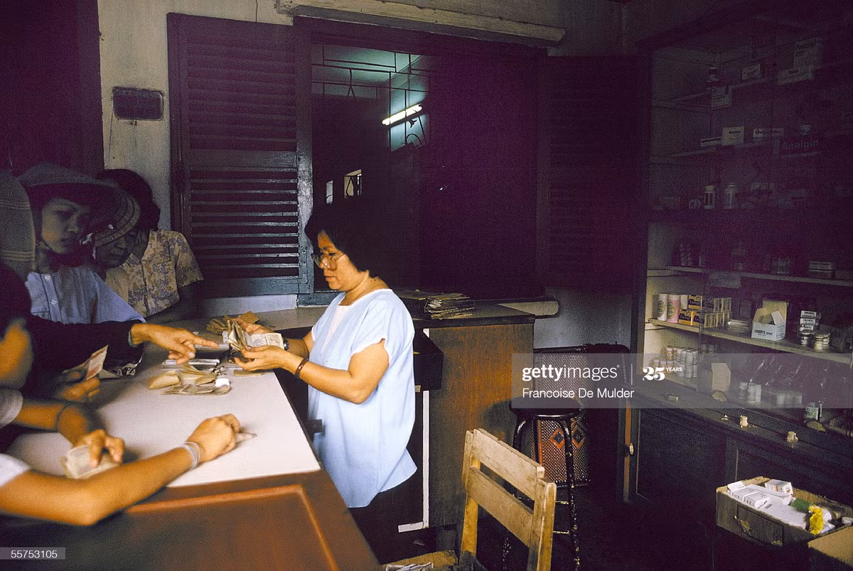 Bên trong một hiệu thuốc.