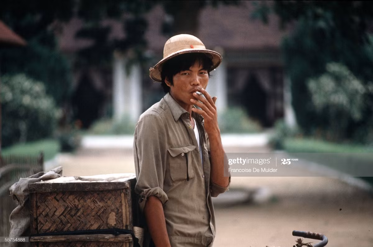 Thanh niên bán hàng rong trên đường phố bằng xe đạp.