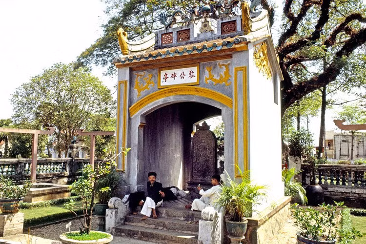 Các thầy bói nghỉ trưa trong nhà bia lăng Ông Bà Chiểu, 1965. Ảnh: Thomas W. Johnson.