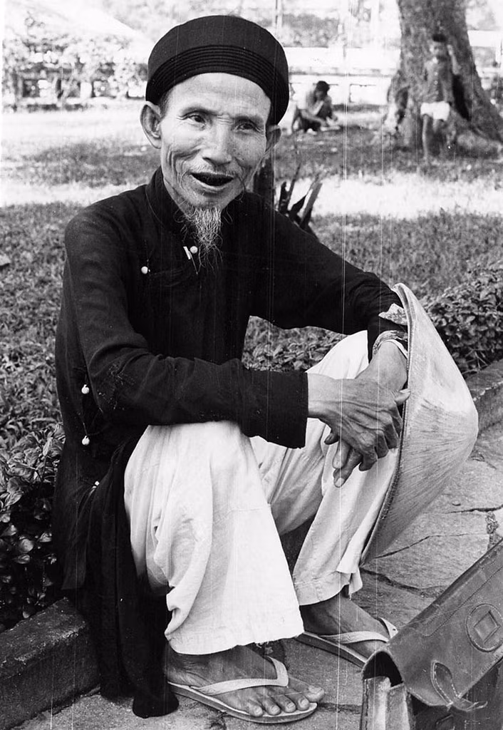 Ông thầy bói ở Lăng Ông cười tươi khi có người chụp hình, 1967. Ảnh: Nguyen Thanh Tai/ UPI Photo.