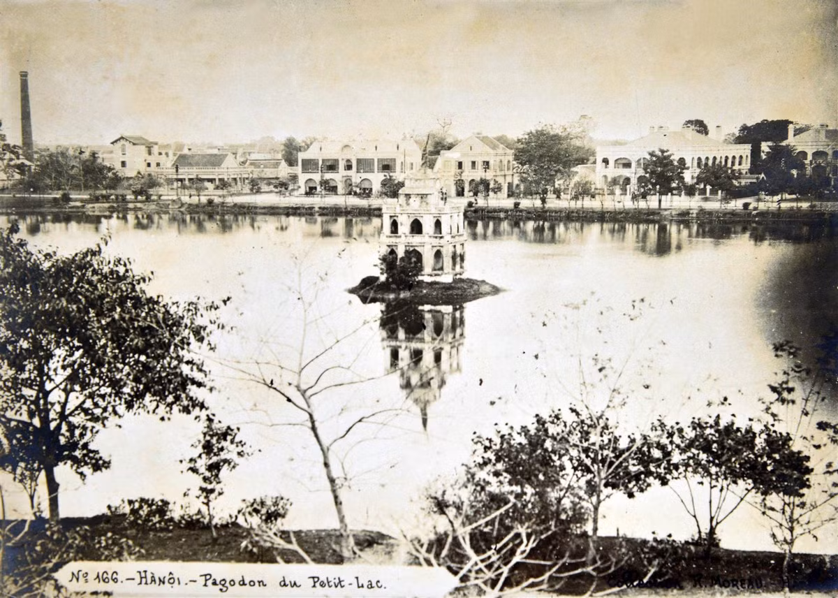 Hồ Gươm ở Hà Nội giai đoạn 1890-1895. Bên bờ hồ thời điểm này đã có nhiều ngôi nhà kiểu Tây. Ảnh: Lyndatrouve.com.