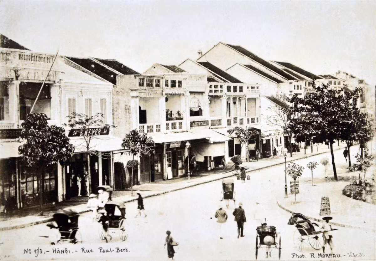 Phố Paul Bert (nay là phố Tràng Tiền), con phố sang trọng nhất Hà Nội thời thuộc địa.