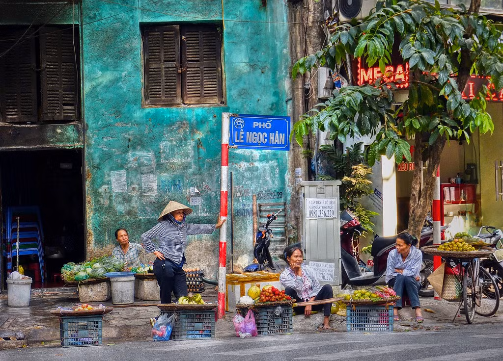 Chỉ vài người phụ nữ cùng các gánh hàng của mình là đủ để tạo thành một chợ cóc vỉa hè. Ảnh: Marco Sarli / Flickr.