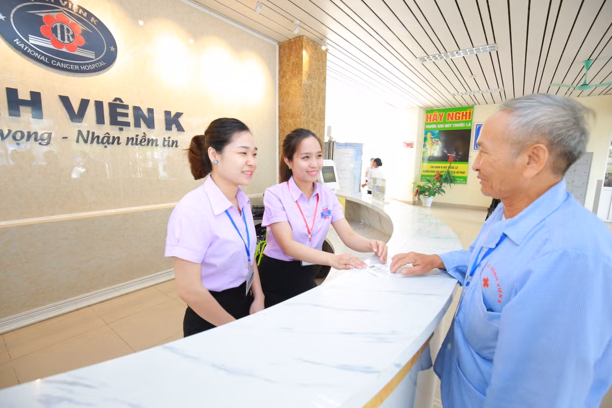 Ngày 17/7/1969, được sự đồng ý của Chính phủ, Bộ trưởng Bộ Y tế ra quyết định thành lập Bệnh viện K trên cơ sở Khoa Ung thư của Bệnh viện Việt Đức. Từ đây ngành nghiên cứu và chữa trị bệnh ung thư Việt Nam cũng đã bắt đầu bước sang giai đoạn mới, góp phần đắc lực trong việc phục vụ sức khỏe nhân dân... (Bài có sử dụng tư liệu của Bệnh viện K). Ảnh: SK &amp; ĐS.