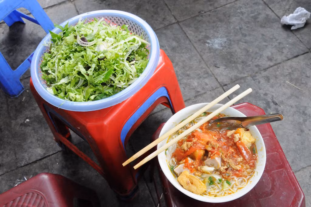 "Nhỏ dãi" loạt ảnh ẩm thực vỉa hè Hà Nội qua góc nhìn Tây Bún riêu, một trong những tinh hoa ẩm thực vỉa hè Hà Nội được phục vụ trên chiếc ghế nhựa nhỏ, hình ảnh lạ mắt với nhiều du khách nước ngoài. Ảnh: ANJCI ALL OVER / Flickr.