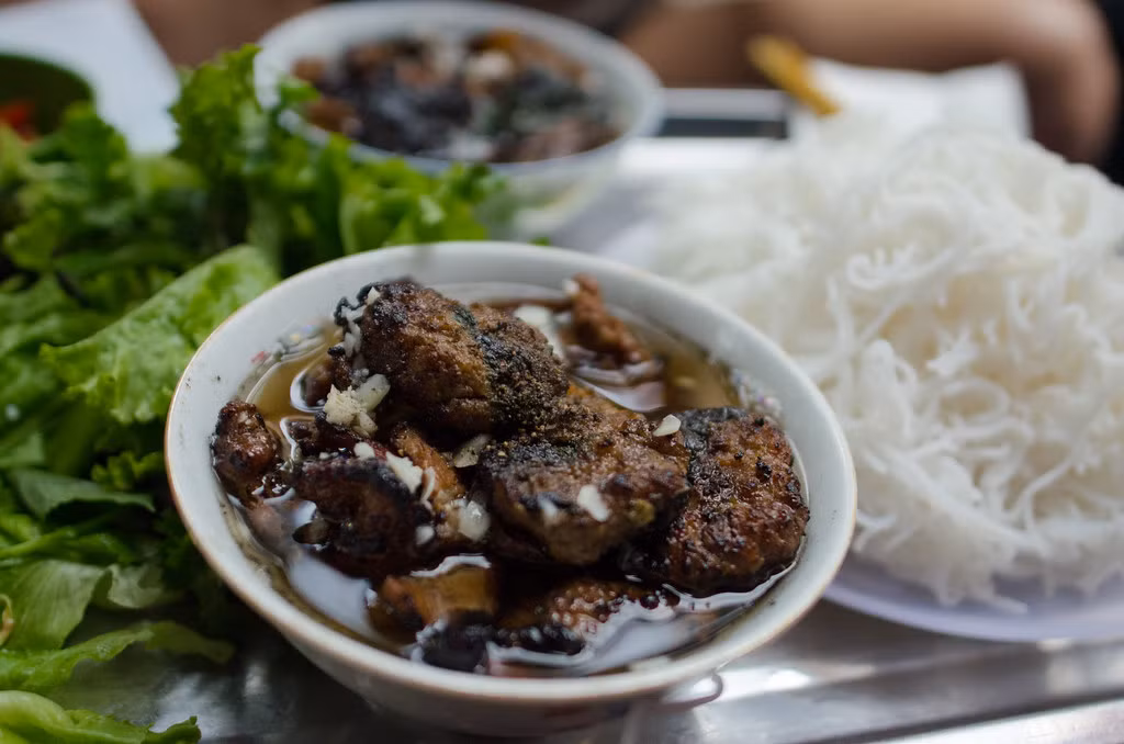 Hình ảnh bắt mắt của một suất bún chả trên phố Hàng Than. Ảnh: Philipp Manila Sonderegger / Flickr.