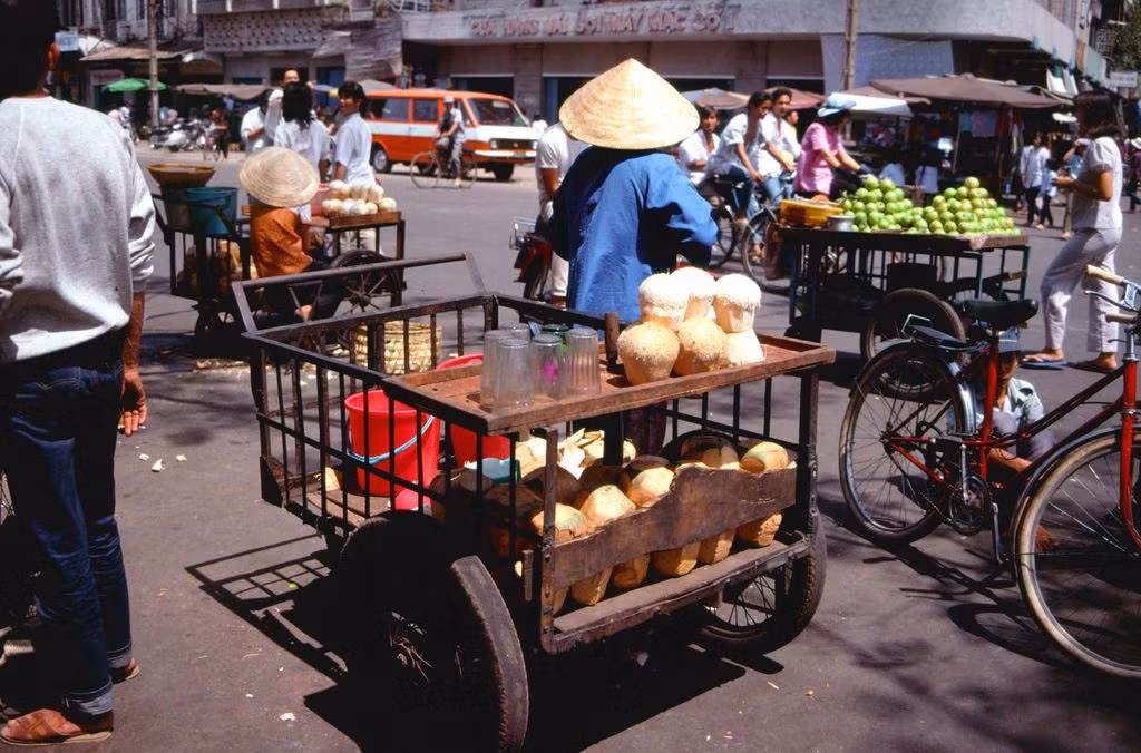 Những chiếc xe đẩy, đồng thời là sạp hàng của người bán hoa quả trên đường Phan Bội Châu, bên hông chợ Bến Thành.