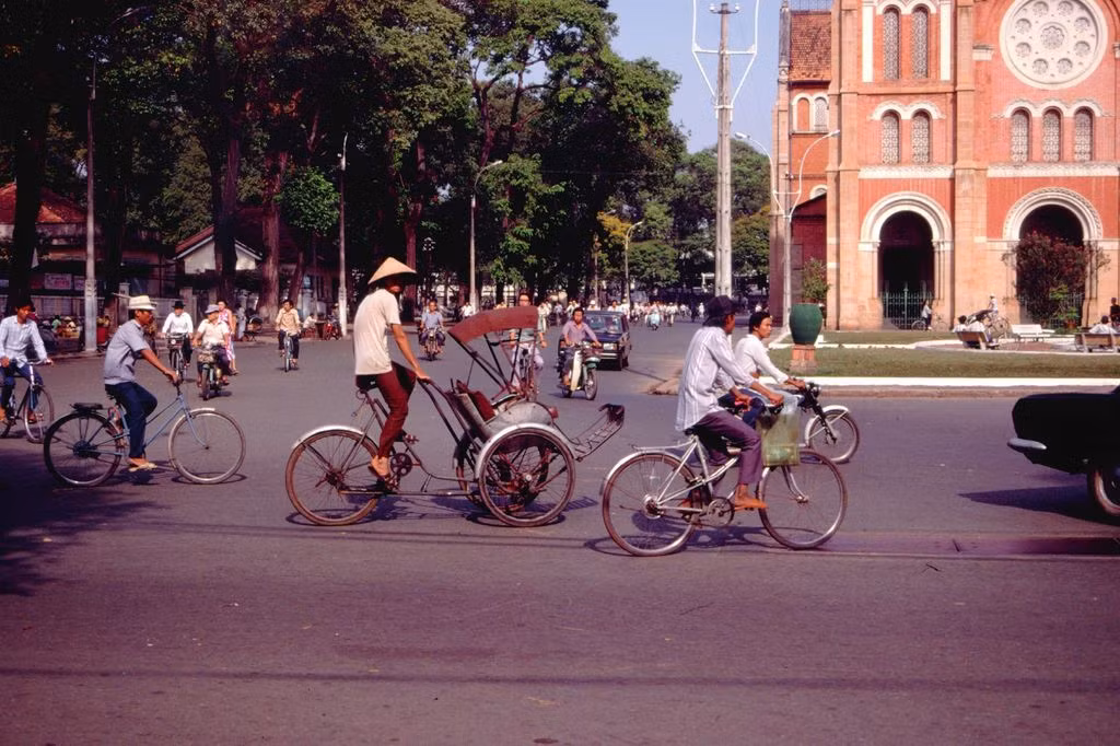 Xe xích lô và xe đạp phía trước nhà thờ Đức Bà, Sài Gòn năm 1989.