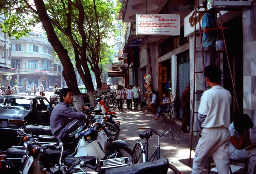 Xe máy, xe đạp chật kín hè đường Đồng Khởi.