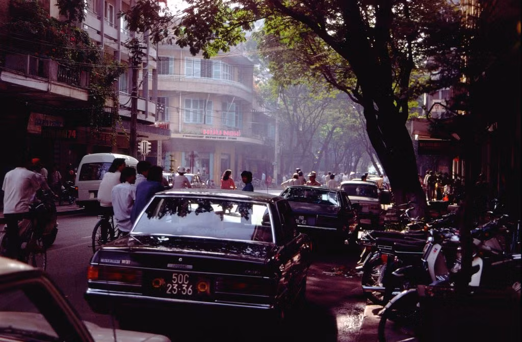 Xe hơi đỗ bên đường Đồng Khởi.