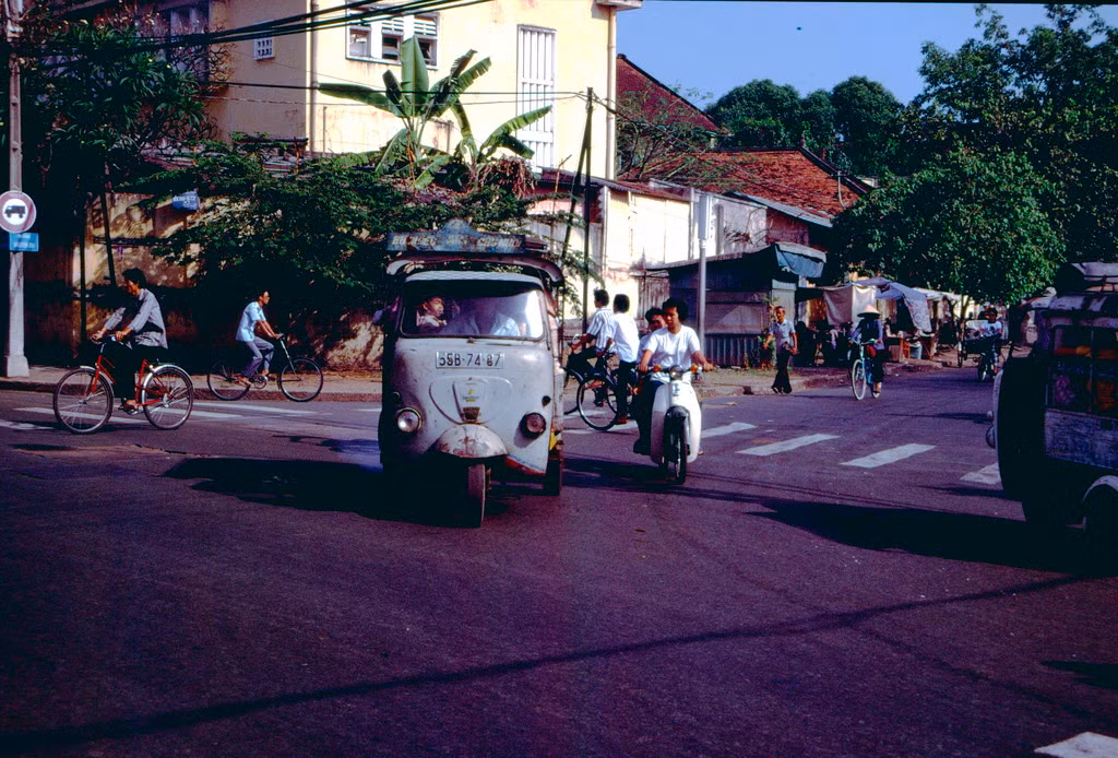 Chiếc xe lam dạng này rất phố biến ở Sài Gòn trước 1975, đến năm 1989 còn lại không nhiều. Ảnh chụp ở giao lộ Nguyễn Du – Hai Bà Trưng.