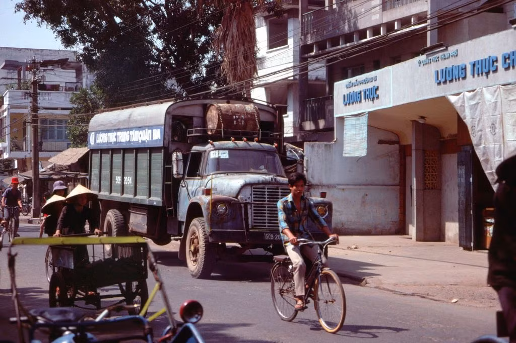 Chiếc xe tải sơn dòng chữ "Lương thực trung tâm quận ba" đỗ ngoài điểm bán lương thực của phường 15 trên đường Lý Chính Thắng, quận 3.