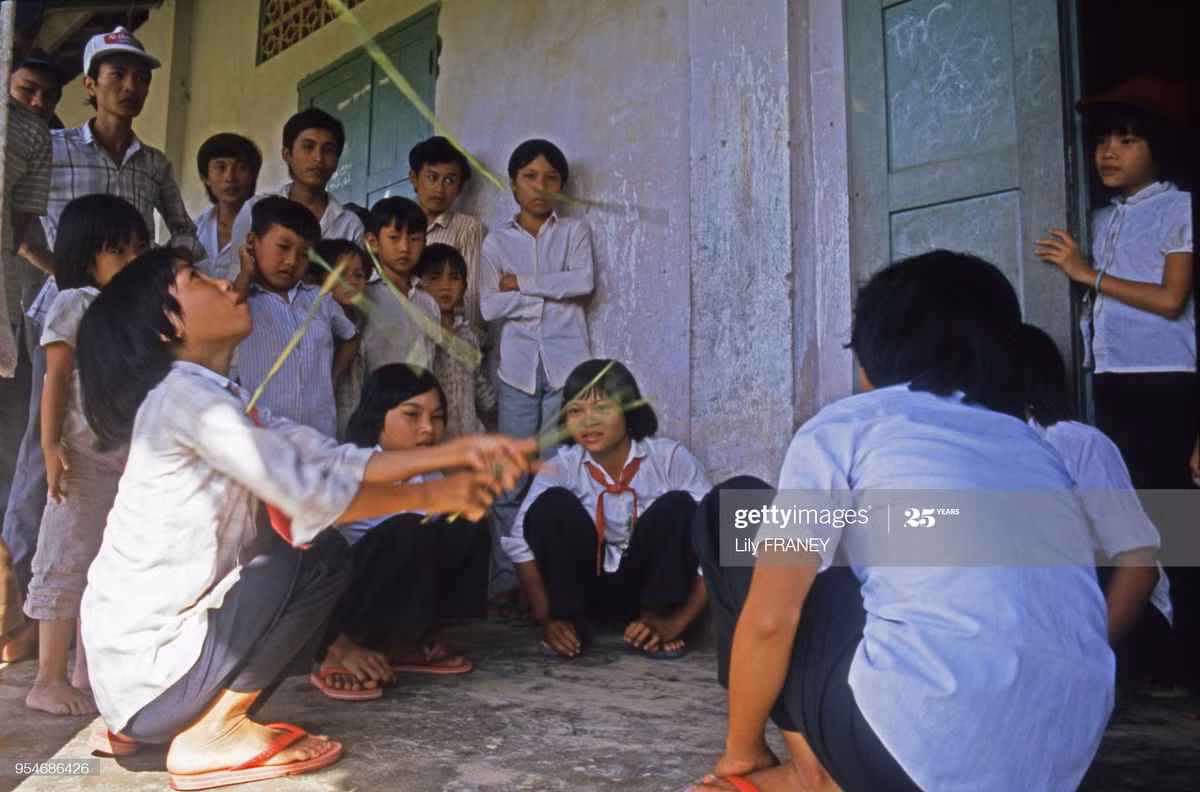 Học sinh chơi đánh chuyền.