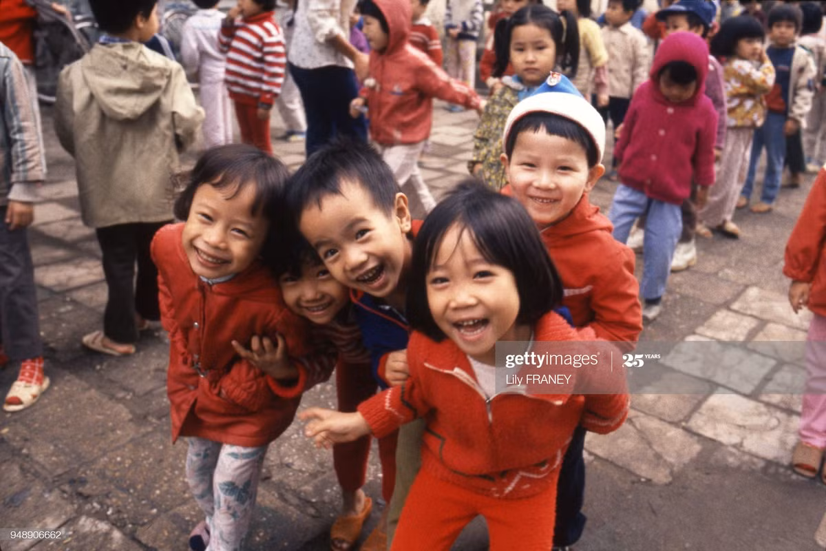 Trẻ em Hà nội nhí nhảnh trước ống kính máy ảnh.