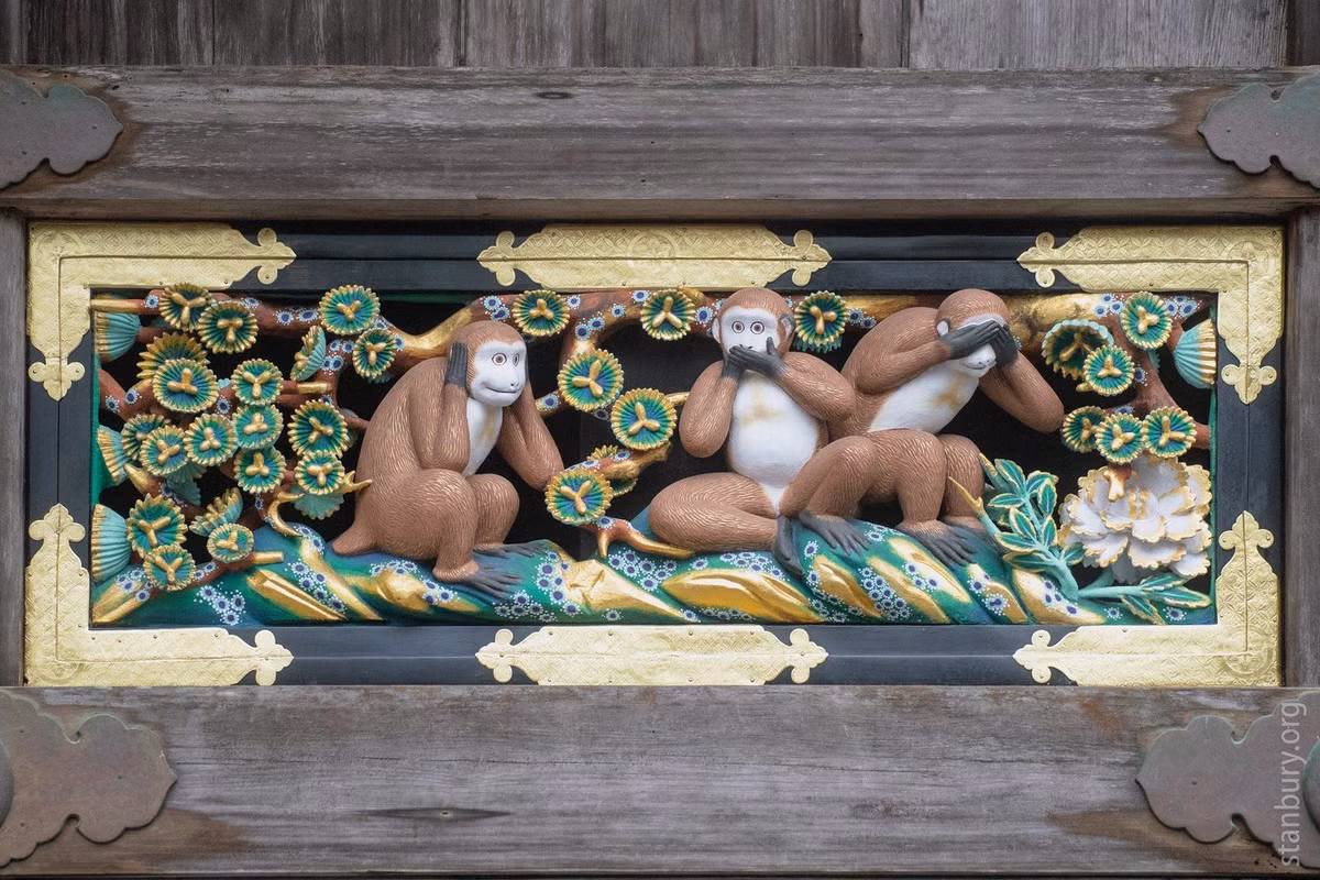 Tại Nhật Bản, trong đền Toshogu ở vùng Nikko còn lưu giữ tám bức điêu khắc cổ, trong đó có tượng ba con khỉ tên là Kikazaru, Mizaru và Iwazaru: bịt tai, bịt mắt và bịt miệng bằng gỗ của nghệ nhân Hidari Jingoro thế kỷ 17.