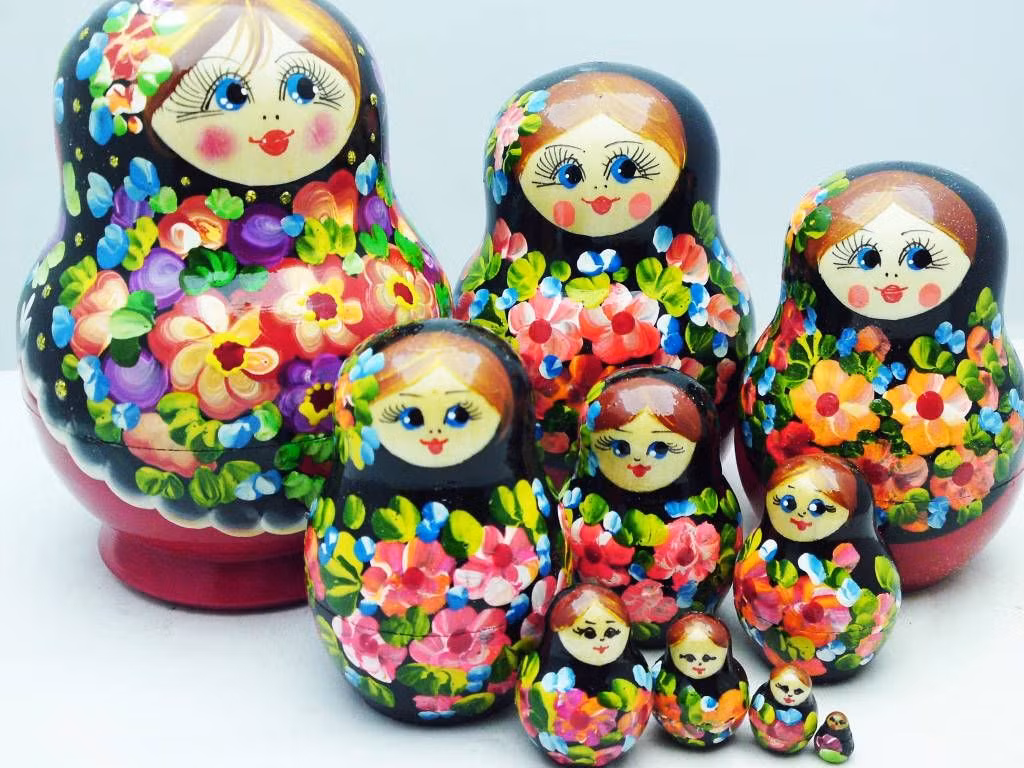 Tên gọi Matryoshka của những con búp này có nguồn gốc từ "Matryona", là cách gọi thân mật dành cho phái nữ trong tiếng Nga. Ngoài ra, búp bê Matryoshka cũng được gọi là “babushka", nghĩa là bà cụ, do thời xưa con lớn nhất trong bộ thường có hình bà cụ, còn con nhỏ nhất là em bé.