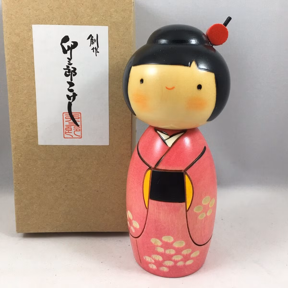 Trong các gia đình Nhật Bản, Kokeshi được coi là biểu tượng cho sự an lành, có vị trí như một thành viên trong gia đình. Người ta tin rằng những đứa trẻ chơi với những con búp bê này sẽ được che chở và luôn khỏe mạnh.